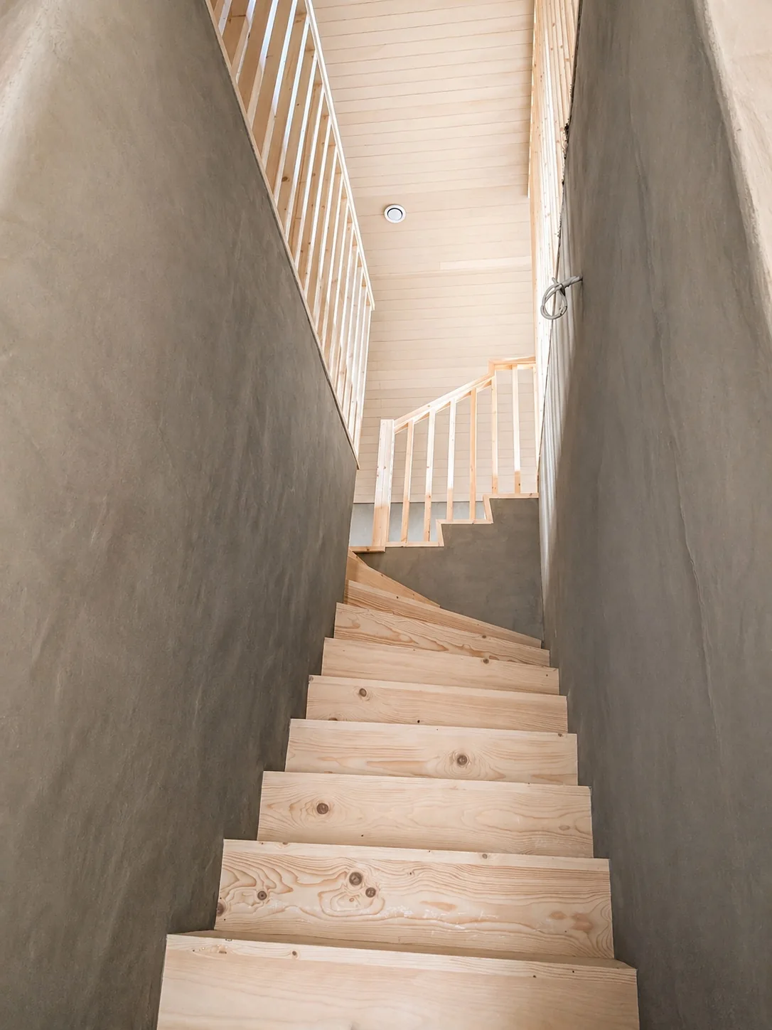 Trapphus med trätrappa